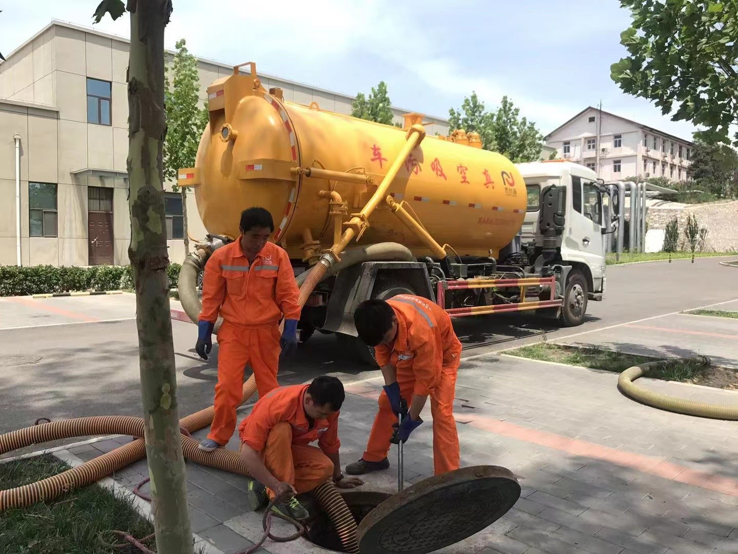 岚县管道疏通车停在窨井附近