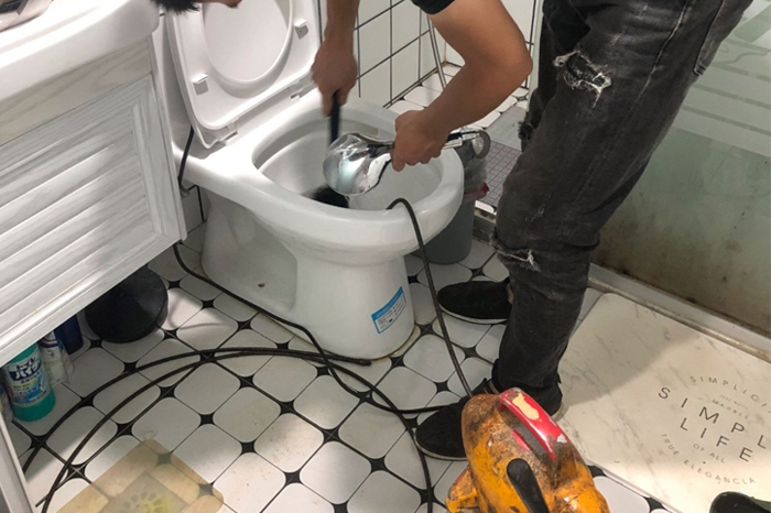 岚县马桶堵塞自己疏通还是找师傅?专业上门服务让你省时更省心